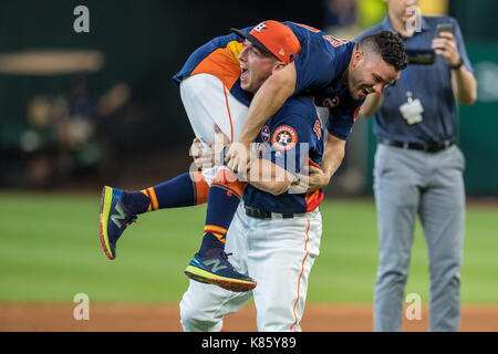 Houston, TX, Stati Uniti d'America. Xvii Sep, 2017. Houston Astros terzo baseman Alex Bregman ha (2) porta Houston Astros secondo baseman Jose Altuve (27) Come si celebra la graffatura della loro divisione dopo un Major League Baseball gioco tra Houston Astros e il Seattle Mariners al Minute Maid Park a Houston, TX. Astros ha vinto 7-1 e conquistato il Campionato Americano divisione Ovest. Trask Smith/CSM/Alamy Live News Foto Stock