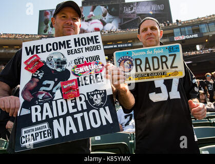 Oakland, la California, Stati Uniti d'America. Xvii Sep, 2017. Membri del raider nazione (il nome ufficiale per i fan di Oakland Raiders) prima di una partita di NFL tra il New York getti e Oakland Raiders a Oakland Coliseum di Oakland, California. Valerie Shoaps/CSM/Alamy Live News Foto Stock