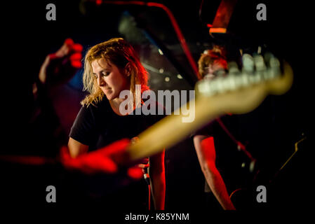 Edinburgh, Regno Unito. Xvii Sep, 2017. Cantante Estrons Tali Källström sul palco a subdolo Pete's, Edimburgo, Scozia su Sun 17 settembre 2017. Credito: Andy Catlin/Alamy Live News Foto Stock