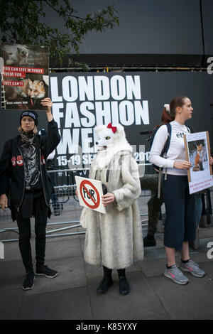 Londra, Regno Unito. Xvii Sep, 2017.anti fur protesta durante la London Fashion Week. fuori eudon choi credito: elena rostunova/alamy live news Foto Stock