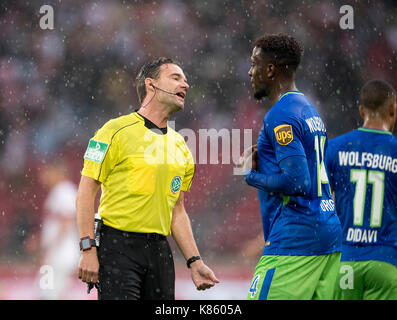 Stoccarda, Deutschland. Xvi Sep, 2017. schiedsrichter guido winkmann l. mit divock origi (WOB), fussball 1. Bundesliga, 4. spieltag, VFB Stuttgart (s) - vfl wolfsburg (WOB), am 16.09.2017 a Stoccarda/ Deutschland. | verwendung weltweit credito: dpa/alamy live news Foto Stock