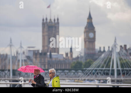 Londra, Regno Unito. Xviii Sep, 2017. Regno Unito Meteo. Gli ombrelloni sono come la pioggia cade sulle persone che attraversano il ponte di Waterloo nella parte anteriore del case del Parlamento. Londra, 18 set 2017. Credito: Guy Bell/Alamy Live News Foto Stock