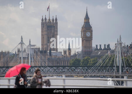 Londra, Regno Unito. Xviii Sep, 2017. Regno Unito Meteo. Gli ombrelloni sono come la pioggia cade sulle persone che attraversano il ponte di Waterloo nella parte anteriore del case del Parlamento. Londra, 18 set 2017. Credito: Guy Bell/Alamy Live News Foto Stock