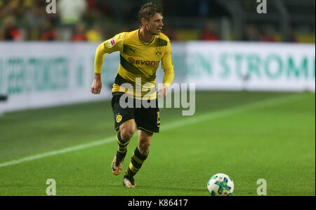 Dortmund, Germania. Xvii Sep, 2017. Di dortmund lukasz piszczek sulla palla durante la Bundesliga tedesca partita di calcio tra Borussia Dortmund e 1. FC Colonia in Signal Iduna Park Stadium di Dortmund, Germania, il 17 settembre 2017. Credito: ina fassbender/dpa/alamy live news Foto Stock