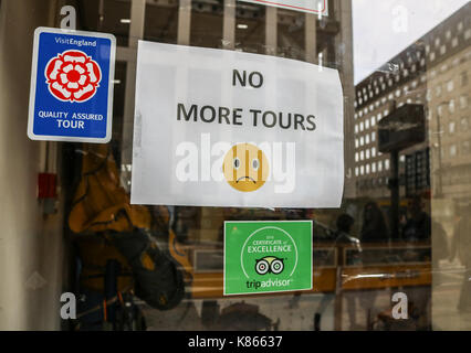 Londra, Regno Unito. Xviii Sep, 2017. Il anfibi london duck tours cessa di funzionare dopo la perdita di accesso a scivolo sul Albert Embankment dovuta alla Thames Water supersewer opere di costruzione. Il anfibi anatre hanno giocato un ruolo fondamentale nella seconda guerra mondiale e sono stati originariamente utilizzato per trasportare le forniture provenienti da navi a punti sulla terra per salvare vite umane credito: amer ghazzal/alamy live news Foto Stock