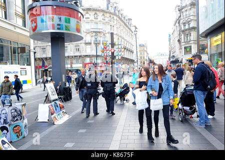 Armed Police Patrol The West End, Londra, Regno Unito, 17 settembre, 2017.credito: Alamy Live News Foto Stock