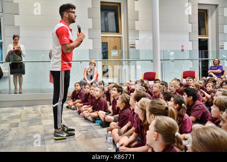 Gibilterra. Xviii Sep, 2017. Il Queens baton relay arrivati sulla Rocca di Gibilterra. Domenica. il testimone è stato preso per le scuole locali oggi lunedì come parte del tour che vedrà una grande parte della comunità che vedrà il testimone presa attraverso il centro della città su martedì. Credito: stephen ignacio/alamy live news Foto Stock