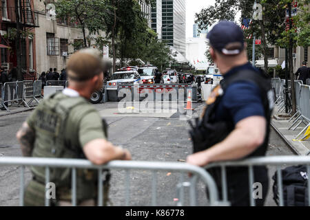 New York, Stati Uniti. 18th settembre 2017. Un importante sistema di sicurezza è visto al di fuori della sede centrale delle Nazioni Unite a New York lunedì, 18th. Oggi la 20th è la 72nd Assemblea Generale delle Nazioni Unite (UNGA) (FOTO: Vanessa CARVALHO/BRAZIL PHOTO PRESS) Credit: Brazil Photo Press/Alamy Live News Foto Stock