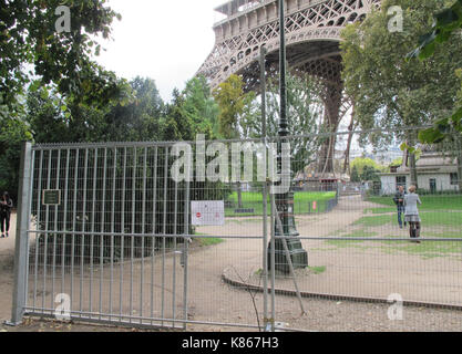 Parigi, Francia. Xviii Sep, 2017. Le barriere sul lato est della Torre Eiffel a Parigi, Francia, 18 settembre 2017. Il lavoro di costruzione iniziò oggi su una parete contenente vetro a prova di proiettile, progettato per proteggere i visitatori provenienti da attacchi terroristici. Credito: Christian böhmer/dpa/alamy live news Foto Stock