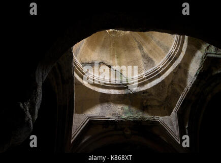 Monastero di Geghard, Geghardavank, nell'Azat River Gorge, uno di parecchi Patrimonio Mondiale UNESCO siti elencati in Armenia, interno della chiesa con cupola Foto Stock