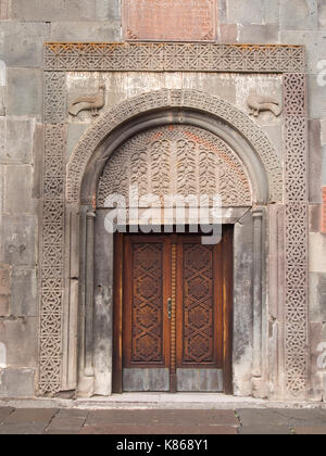 Monastero di Geghard, Geghardavank, nell'Azat River Gorge, uno di parecchi Patrimonio Mondiale UNESCO siti elencati in Armenia, elaborare sculture in pietra Foto Stock