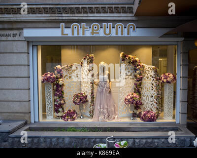 Decorate in modo stravagante vetrina con ispirazione per chiunque stia pianificando un matrimonio abiti da sposa e decorazioni floreali in Yerevan Armenia Foto Stock