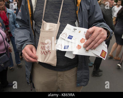 Yerevan giornate del vino di 2017, un evento annuale nella capitale dell'Armenia, con un bicchiere in una sacca e biglietti si può passeggiare e il campione più marche Foto Stock