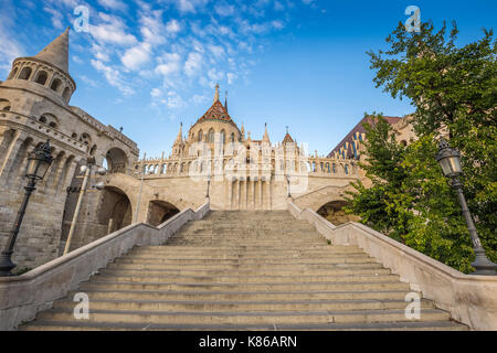 Budapest, Ungheria - le belle scale del bastione dei pescatori con la Chiesa di Mattia al mattino con il cielo blu Foto Stock