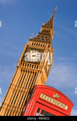 Telefono rosso box e il Big Ben, London, Regno Unito Foto Stock