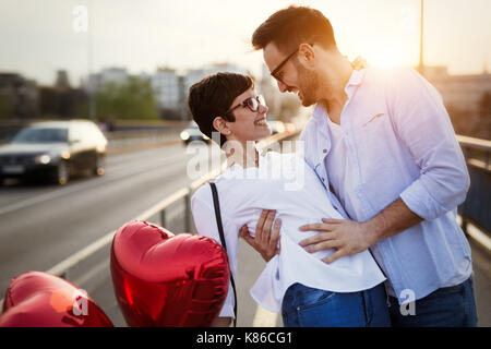 Coppia giovane in love dating e sorridente outdoor Foto Stock