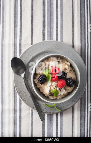 Sana colazione fiocchi d'avena porridge con lampone blackberry Foto Stock
