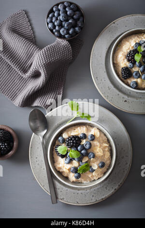 Sana colazione acciaio tagliati i fiocchi d'avena porridge con mirtillo blackberry Foto Stock