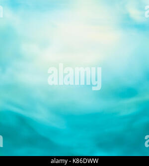 Primavera o estate natura astratta lo sfondo con il blu del mare e del cielo. ocean blur Foto Stock