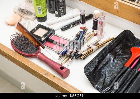 Astratto e concettuale del make up. spazzole, costituiscono strumenti. Rendere artista al lavoro. Foto Stock