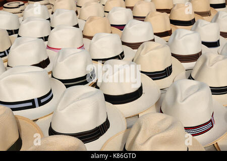 Panama, craft market in stallo con i tradizionali cappelli di panama Foto Stock