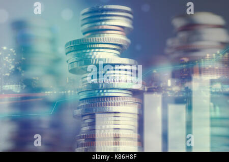 Doppia esposizione della città e grafico a righe di monete per il sistema bancario e finanziario concept Foto Stock