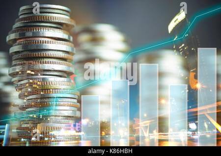 Doppia esposizione della città e grafico a righe di monete per il sistema bancario e finanziario concept Foto Stock