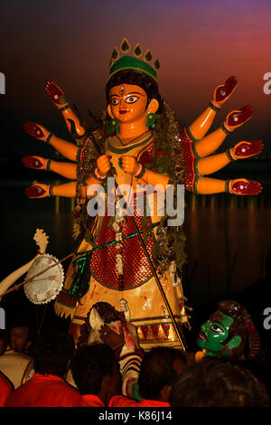 Immersione della statua di Durga nel fiume Jamuna durante Durga puja Celebrazione a Delhi Foto Stock