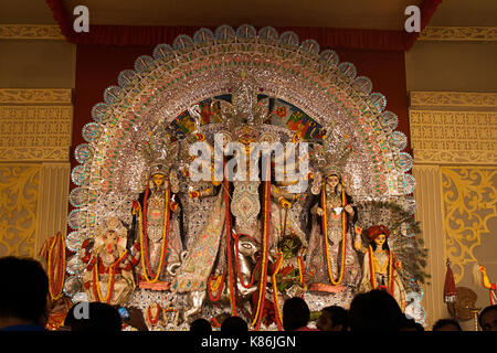 Statua di Durga maa durante la Durga puja festival in Delhi, India Foto Stock