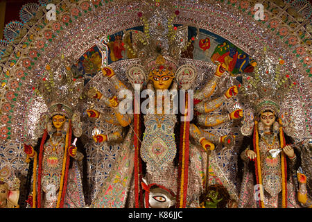 Statua di Durga maa durante la Durga puja festival in Delhi, India Foto Stock