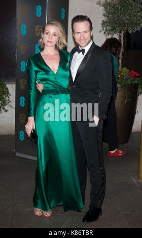 Elize du Toit e Rafe Spall al funzionario dopo la festa per il settantesimo EE BRITISH ACADEMY Film Awards nel 2017 dopo-cena in The Grosvenor House Hotel il 12 febbraio 2017 a Londra, Inghilterra Foto Stock