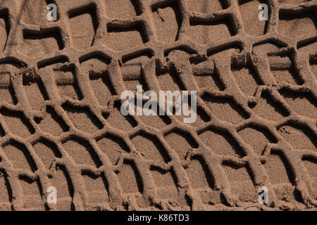 Tracce di pneumatici nella sabbia fatta da un fuoristrada. Foto Stock