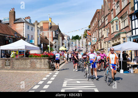 Arundel High Street durante il Festival di Arundel. Arundel, West Sussex, in Inghilterra, Regno Unito Foto Stock