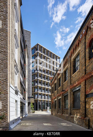 Vista attraverso gli edifici verso le colonne di ferro di uno Pancras Square, David Chipperfield Architects. King's Cross Station Wagon, Londra, Regno Unito. Arc Foto Stock