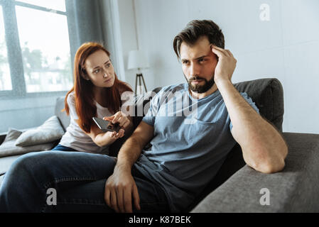 Infelice coppia giovane avente un litigio Foto Stock