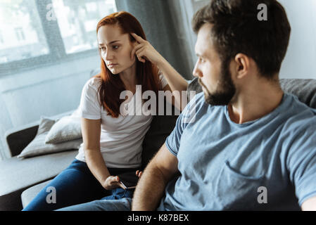 Cupa coppia giovane avente un argomento Foto Stock