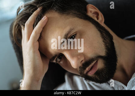 Ritratto di un bel uomo cupo guardando a voi Foto Stock