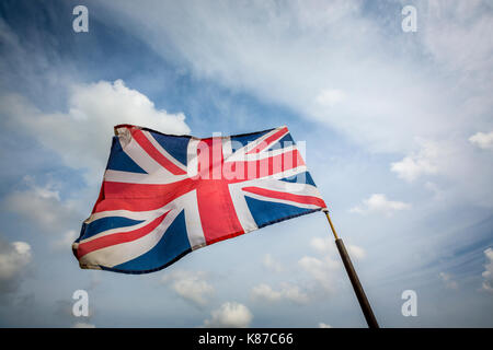 La bandiera europea conosciuta anche come la Union Jack. Che fluttua nel vento. Foto Stock