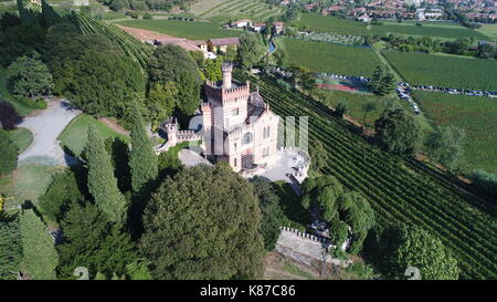 Veduta aerea del castello bonomi in Franciacorta, Brescia, Italia Foto Stock