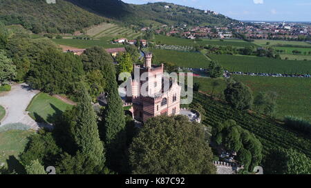 Veduta aerea del castello bonomi in Franciacorta, Brescia, Italia Foto Stock