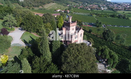 Veduta aerea del castello bonomi in Franciacorta, Brescia, Italia Foto Stock