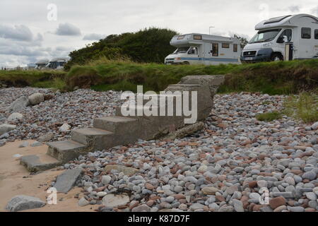 Formato concreti passi scale sulla sabbiosa spiaggia ghiaiosa erosione costiera scarsa manutenzione motorhome camper campeggio a rosemarkie in Scozia Foto Stock