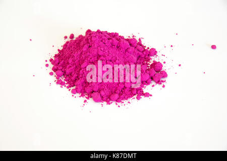 Extreme close up di pigmento rosa isolate su sfondo bianco Foto Stock