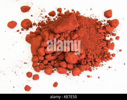 Extreme close up di pigmento arancio isolate su sfondo bianco Foto Stock