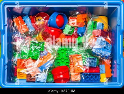 Tambov, Federazione russa - agosto 21, 2011 Nuovo Lego Duplo istruzione set con blocchi, mattoni e giocattoli nella casella blu. vista dall'alto. studio shot. Foto Stock