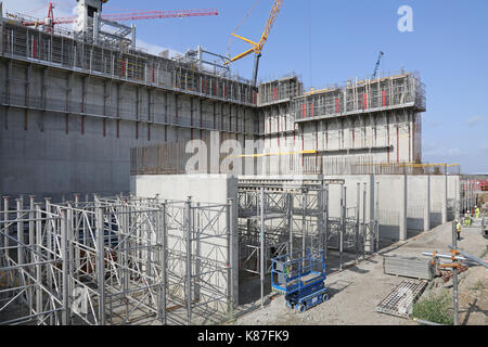 Una nuova energia da rifiuti power station in costruzione vicino a Sittingbourne, Kent, Regno Unito. Mostra la costruzione di muri di cemento e telaio in acciaio. Foto Stock