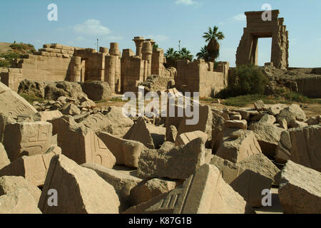 Le rovine di un antico tempio di Luxor, senza persone, Tebe, Sito Patrimonio Mondiale dell'UNESCO, Egitto, Africa Settentrionale, Africa Foto Stock