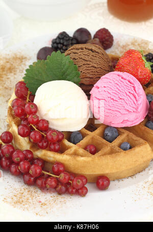 Waffle freschi con gelato Foto Stock