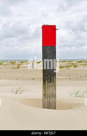 Spiaggia poli su vasta spiaggia Foto Stock