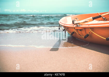 Bagnino arancione la barca di salvataggio sulla spiaggia in estate Foto Stock